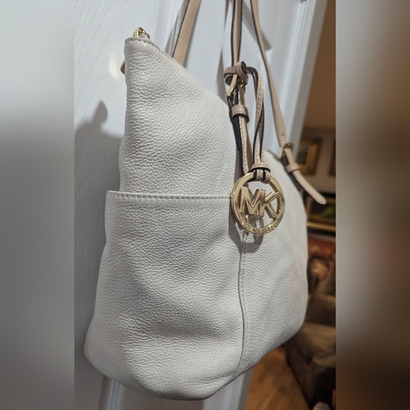 Michael Kors Jet Set Tote - Picture 8 of 16